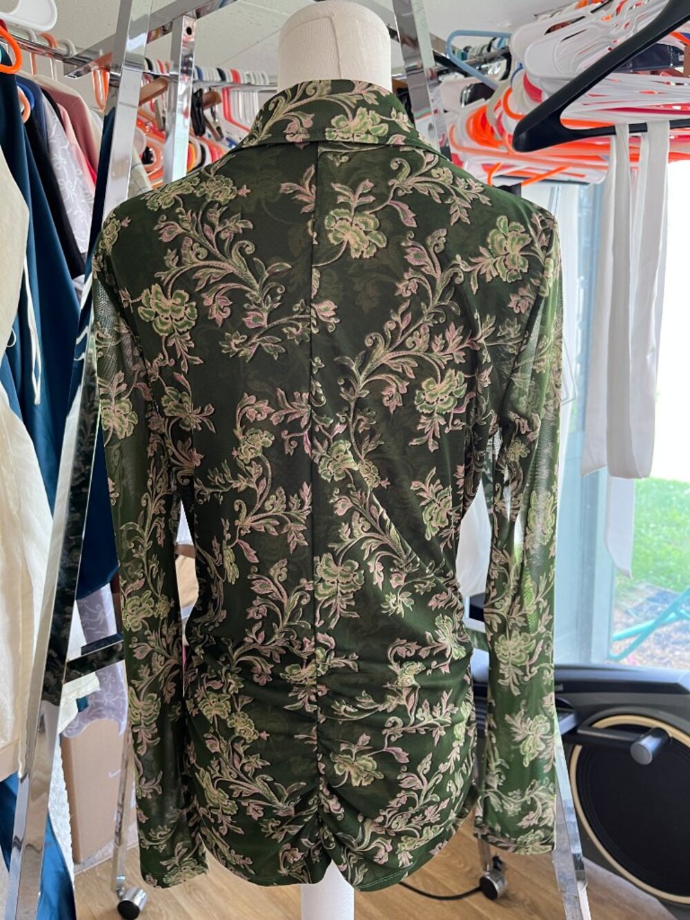 Susan Graver Printed Mesh Ruched Snap Front Top Green Floral S - Picture 6 of 12